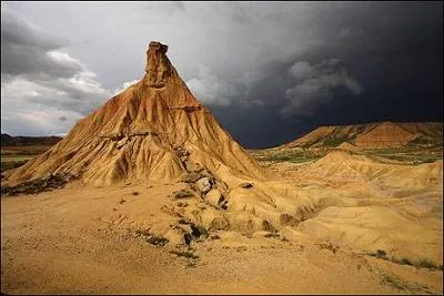 Dans quel pays d'Europe se situe le désert des Bardenas Reales ?