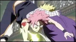 Dans l'arc "Bataille de Fairy Tail", quel événement évite une mort certaine à Natsu lors de son combat contre Luxus ?