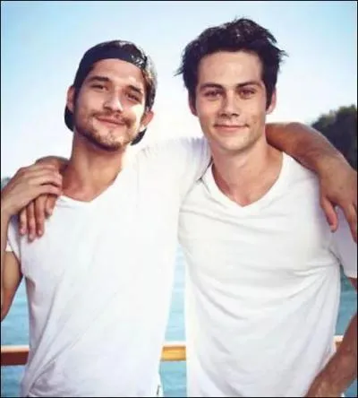 Qui est la personne avec Dylan ?