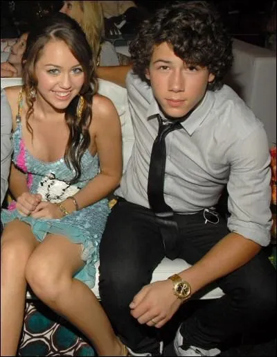 Nick Jonas a t avec la pop star Miley Cyrus, pendant combien de temps?