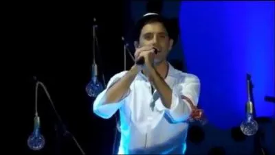 Comment est-il, comparé à son frère ?