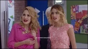 Que découvrent Ludmila et Violetta sur cette photo ?