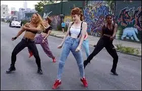 Qui est la chanteuse de la chanson "Hideaway" ?