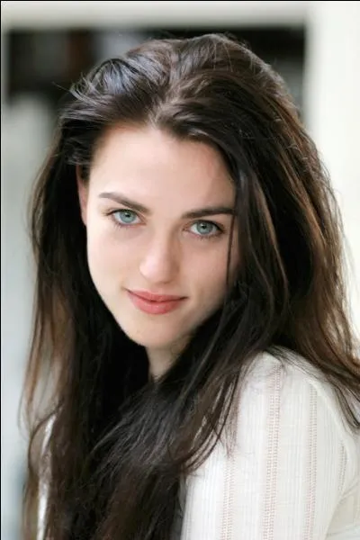 Cette actrice irlandaise de 30 ans a décroché le rôle de Morgane dans la série '"Merlin" en 2008 ; il s'agit de...