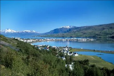 O&ugrave; est situ&eacute;e la ville d'Akureyri ?