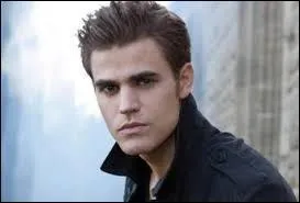 Dans la saison 1, nous rencontrons sa meilleure amie "la fille à la serviette". Comment s'appelle-t-elle ?