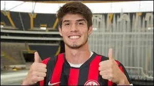 Qui est cet attaquant de Francfort ?