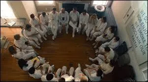 De quoi sont interdites les personnes habillées de blanc ?