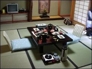 A table, pour respecter la politesse japonaise, il faut :