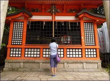 Que font les Japonais quand ils veulent prier au temple ?