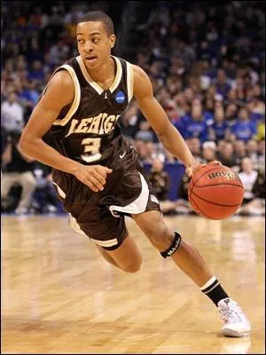 Ce joueur entamera sa deuxième saison cette année en NBA sous les couleurs des Blazers, rookie la saison passée il n'a pas vraiment réussi à répondre aux attentes placées en lui. Qui est donc ce joueur ?