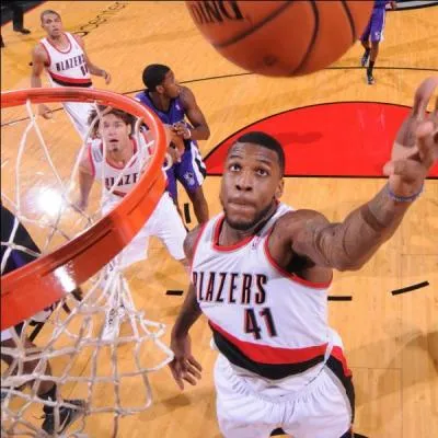 Comment se nomme ce joueur évoluant à Portland depuis 2013 et qui jouera à partir de cette année sa troisième saison dans la ligue ?