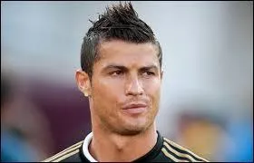 Comment s'appelle ce footballeur ?