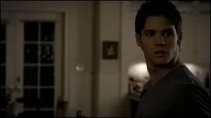 En réalité, Elena n'est pas sa sur mais :