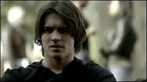 Dans la saison 4, quelqu'un s'abreuve de tout son sang, ce qui le tue. Quelle est cette personne ?