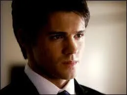 Il est mort, tout le monde est terriblement triste. Une personne essaie de le ressusciter; cette personne est :