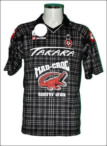 On termine par du "made in France" ! Il s'agit du maillot d'un certain club pour certaines rencontres lors de la saison 2010-2011 :