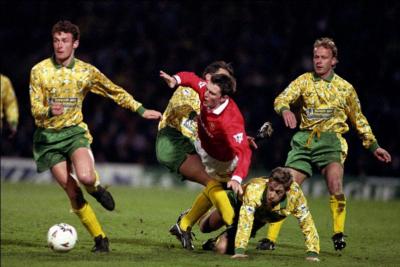 En vert et jaune, vous reconnaitrez ici le maillot de la saison 1992-1993 du club anglais :