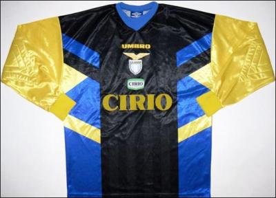 Facile à trouver, ce maillot d'un grand club italien en 1997 :