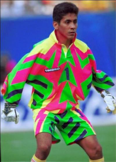 Jorge Campos était un grand gardien de but mais il était aussi connu pour ses maillots dont il faisait lui-même le design pour les matchs de la Coupe du monde 1994 avec sa sélection :