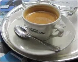 Nous voici Avenue de Neuilly. Dans l'attente d'y acheter une maison, on va bien trouver un bar pour boire un café ! Je le prendrai avec un nuage de lait :