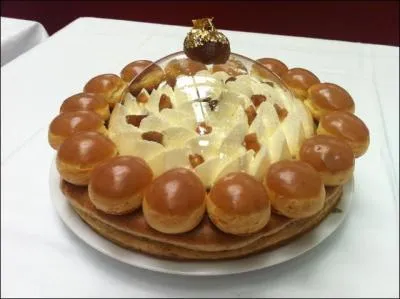 Nous sommes sur une case jaune. La rue est celle du Faubourg qui porte le nom d'un célèbre gâteau :