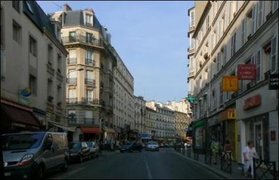 Edith Piaf est née dans cette rue, Alain Souchon chantait "Je sais bien que, Rue de ......rien n'est fait pour moi, mais je suis dans une belle 
ville, c'est déjà ça ", première rue que l'on rencontre sur le plateau du Monopoly :
