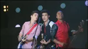 Quelle est la première chanson du groupe ?