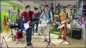 Que signifie le titre de la seconde chanson du groupe "Mas que una amistad" ?