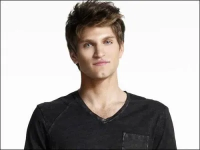 Comment s'appelle le petit ami de Spencer dans la série ?