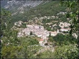 Le village Maralpin de Roquestéron se trouve en région ...