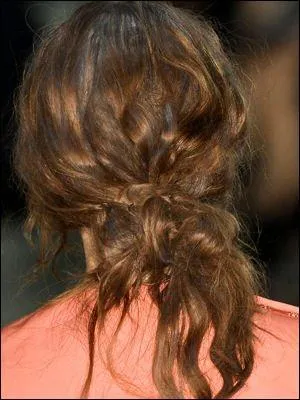 Comment s'appelle cette coiffure peu commune ?