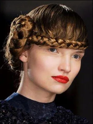 Comment s'appelle cette coiffure &agrave; base d'une tresse ?