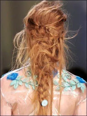 Non, cette coiffure n'est pas rat&eacute;e , elle s'appelle :