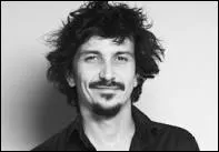 Ce jeune homme ayant pour vrai nom de famille "Tsedri" est né à Bordeaux. Il s'agit de...