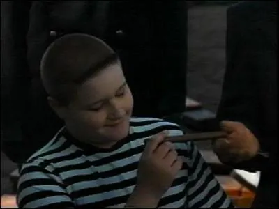 Le fils, si adorable quand il joue à électrocuter sa sur...