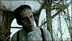 En charge de l'entretien du manoir, nous avons le serviteur, sosie de Frankenstein, nommé :