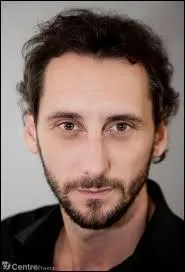 Quelles informations sont fausses sur cet humoriste ?