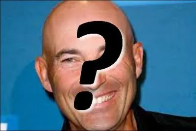 Né le 4 novembre 1963 à Mérignac, il est un humoriste et imitateur français. Il anime une émission avec Nikos Aliagas; quel est son nom ?