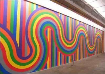 Au bout de la salle, on termine notre visite par un grand mur multicolore peint par :