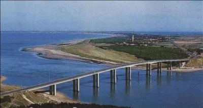 Combien de départements touchent à celui de la Vendée ?