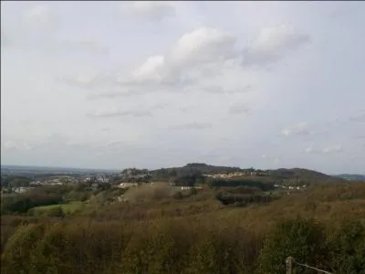 Comment s'appelle cette colline située près de Pouzauges d'une altitude de 269 mètres qui est un l'un des trois plus hauts sommets de Vendée ?