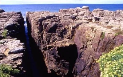 Quel est le nom de ce site vendéen où la mer s'engouffre avec fracas dans une faille longue de cinquante mètres et large de trois ?