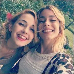 Comment s'appellent ces deux filles ?