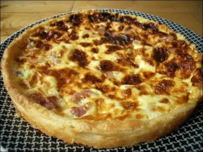 Emilierouge a tenté de faire une quiche lorraine après s'être demandé 10 fois si on y mettait du fromage !