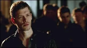 Par quelle sorcière apprend-il qu'Hayley est enceinte ?