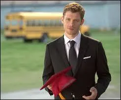 Comment s'appelle la sorcière au service de Klaus, qui a accompli le rituel de la pierre de lune ?