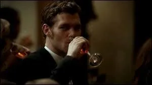 Dans la saison 3, quel cadeau offre-t-il à Caroline ?