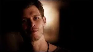 Dans la saison 3 par qui est-il poignardé puis brûlé ?