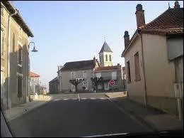 Nous traversons maintenant la commune picto-charentaise de Champagné-Saint-Hilaire. Nous sommes dans le département n° ...